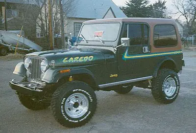 Custom graphic lettering applied to a Jeep